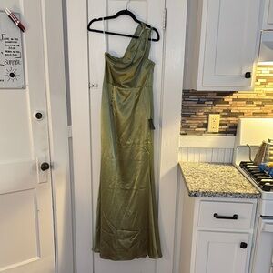 Lulu's Green One-Shoulder Sleeveless Gown